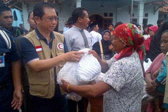 Marzuki Alie Datangi Korban Banjir di Karawang - JPNN.COM