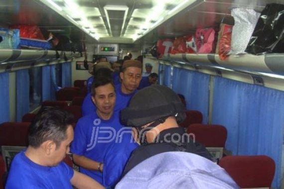 Mengikuti Kereta yang Membawa 30 Napi Korupsi Jatim ke Lapas Sukamiskin, Bandung - JPNN.COM