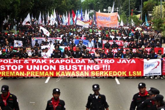 Demo Buruh, Pegadang Keruk Untung - JPNN.COM