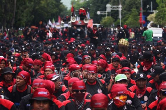 Ribuan Buruh Mulai Serbu Istana Negara - JPNN.COM