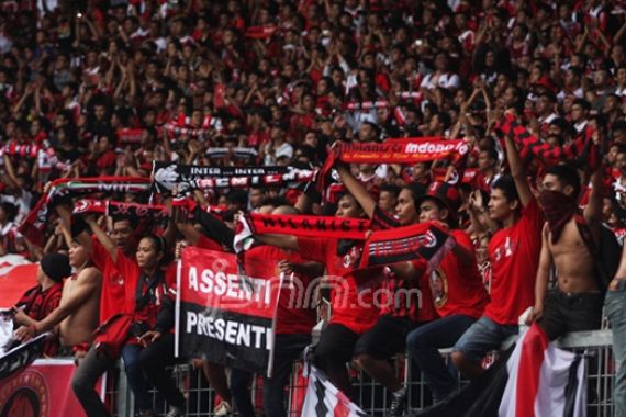 Pemain Milan Glorie Masuk GBK, Milanisti Histeris - JPNN.COM