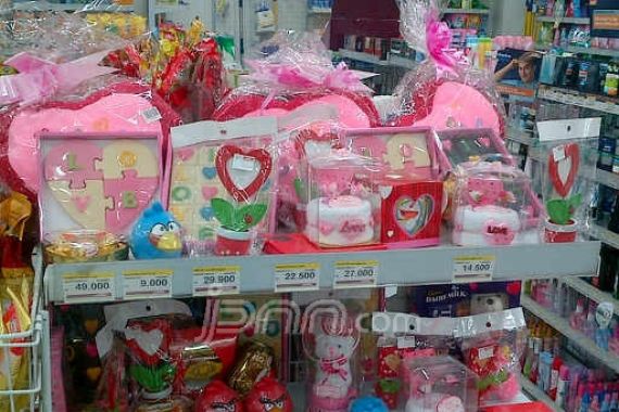 Pernak-Pernik Valentine Menjamur di Minimarket - JPNN.COM