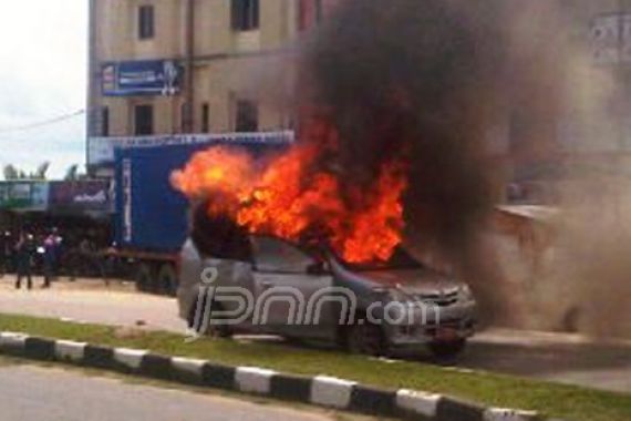 Massa Tak Terkendali, Bakar Mobil Puskesmas - JPNN.COM