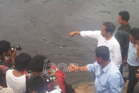 Jokowi Pantau Langsung Pengerukan Kali - JPNN.COM