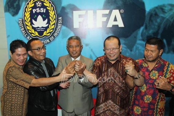 Jalan Kaki ke PSSI, La Nyalla Langsung Disambut Djohar - JPNN.COM