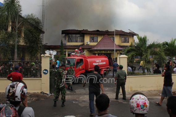 Mapolres OKU Dibakar Oknum Anggota Armed - JPNN.COM