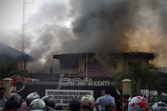 Bersenjata Lengkap, Oknum TNI Bakar Kantor Polisi - JPNN.COM