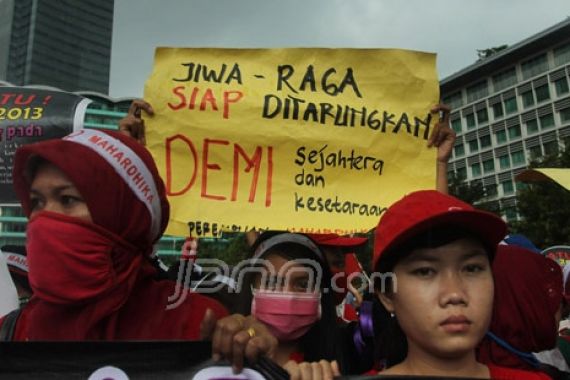 Tuntut Kesejahteraan, Buruh Perempuan Padati Bundaran HI - JPNN.COM