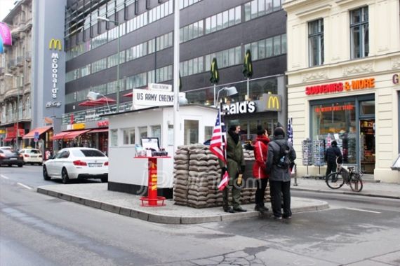 Menelusuri Jejak Perang Dingin di Checkpoint Charlie, Berlin - JPNN.COM