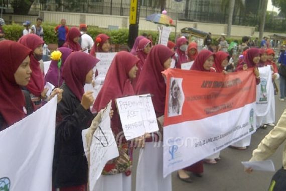 Bagi-bagi Mawar dan Aksi Damai Sambut Hari Kartini - JPNN.COM