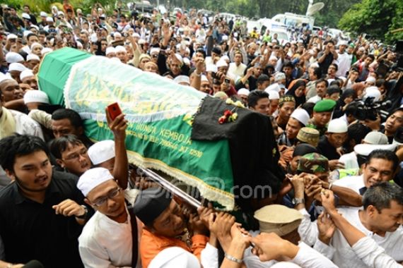 Ribuan Jemaah Berebut Keranda Uje - JPNN.COM