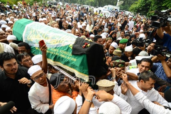 Ribuan Orang Antar Uje Ke Peristirahatan Terakhir - JPNN.COM