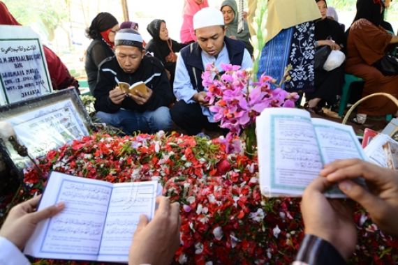 Gema Takbir dan Shalawat Menggema di Makam Uje - JPNN.COM