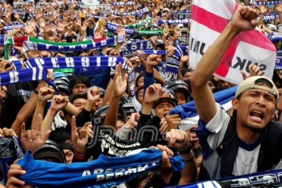 Bobotoh Berulah, Panpel Laga Persib Dihukum Komdis - JPNN.COM