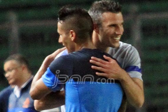 Masih Akrab, Maitimo-Van Persie Berpelukan - JPNN.COM