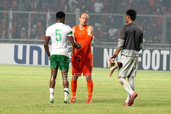 Victor Igbonefo Juga Dapat Jersey Robben - JPNN.COM