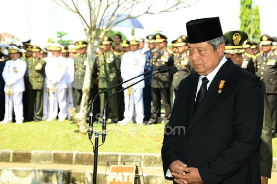 SBY Pimpin Upacara Pemakaman Taufiq Kiemas - JPNN.COM