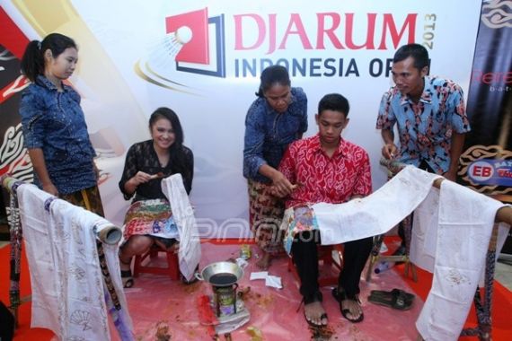 Para Pebulutangkis Menari Kecak dan Membatik - JPNN.COM