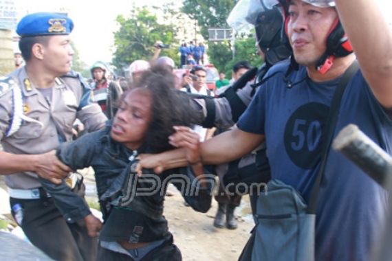 Amankan Demo BBM, Polisi Kian Brutal - JPNN.COM