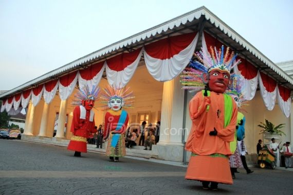 Rayakan HUT Jakarta, Warga Rusak Pembatas Jalan - JPNN.COM