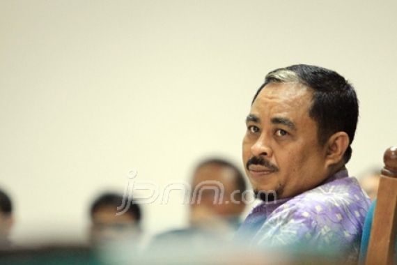 Luthfi Hasan Ishaaq Jalani Sidang Perdana - JPNN.COM