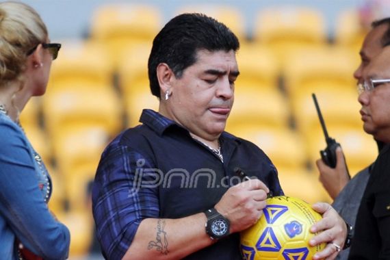 Maradona Hanya 20 Menit di GBK, Anak-anak Kecewa - JPNN.COM