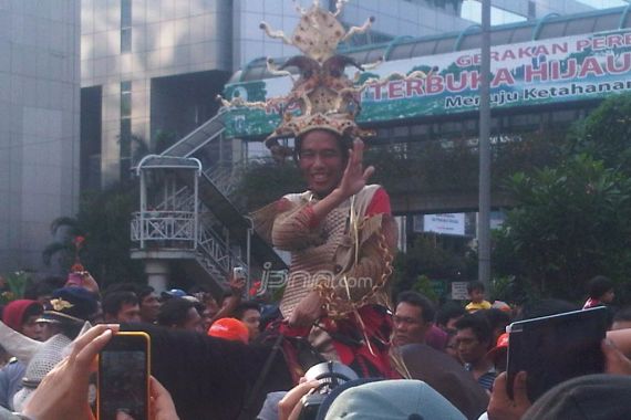 Berdandan Nyentrik, Jokowi Pikat Pengunjung Jakarnaval - JPNN.COM