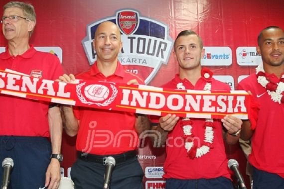 Wenger, Wilshere dan Walcot Langsung Gelar Konferensi Pers di Halim - JPNN.COM