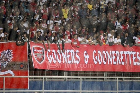 Demi Arsenal, Gooners Rela Berbuka Sambil Ngantre - JPNN.COM