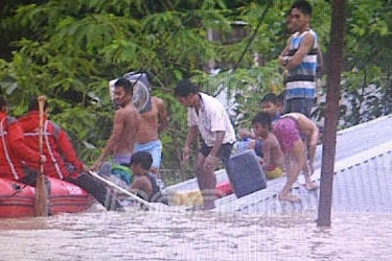 Dikepung Banjir, Kendari Siaga Satu - JPNN.COM