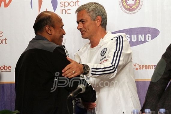 RD Minta Tandatangan Mourinho Saat Konferensi Pers - JPNN.COM