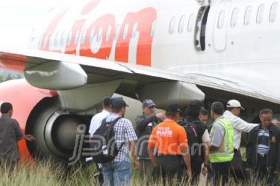 Lion Air Tergelincir, Penumpang Terlantar - JPNN.COM