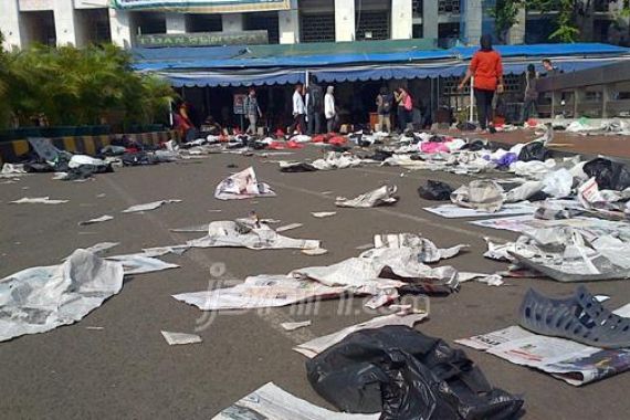 Usai Salat Id, Masjid Istiqlal Dipenuhi Sampah - JPNN.COM