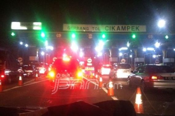 Demi Puncak Arus Balik, Tol Cikampek Satu Arah - JPNN.COM