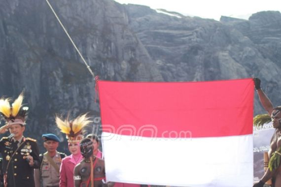 Merah Putih di Puncak Cartenz - JPNN.COM