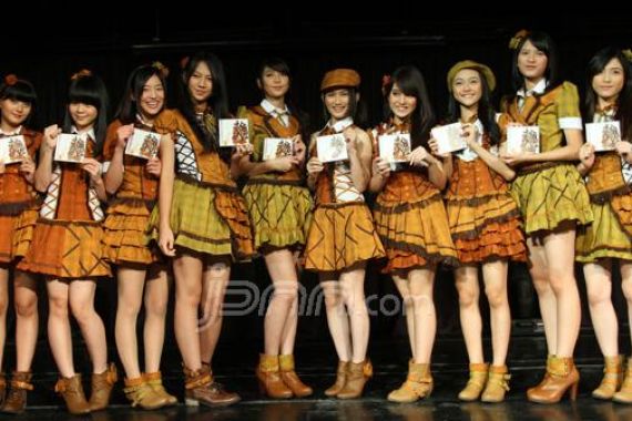 Personel JKT48 Juara Masukan Pensil ke Botol - JPNN.COM