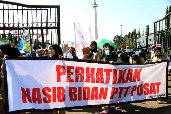Bidan PTT Gelar Aksi Tuntut Diangkat jadi PNS - JPNN.COM