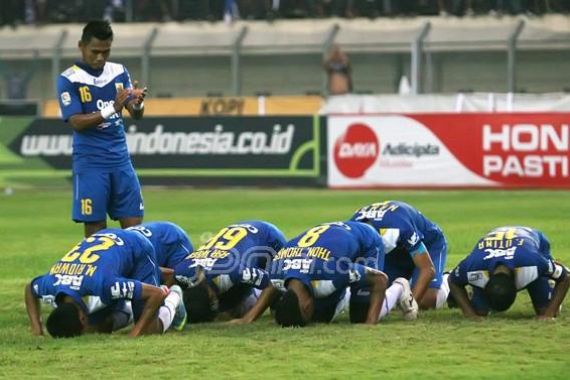 Duel Seru Persib Bandung Lawan Persidafon - JPNN.COM