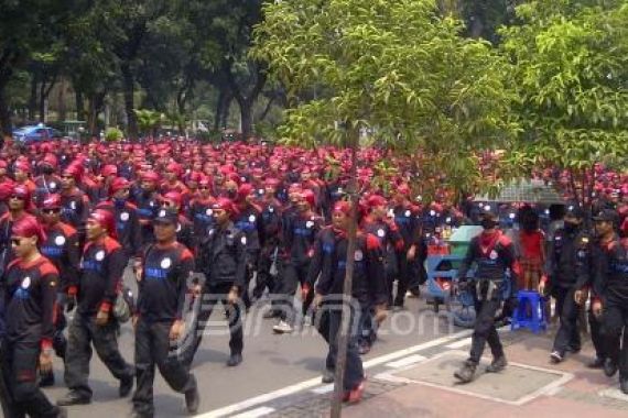 Ribuan Buruh Geruduk Istana Negara - JPNN.COM