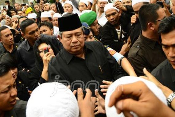 SBY Melayat, Akses ke Rumah Duka Dijaga Ketat - JPNN.COM