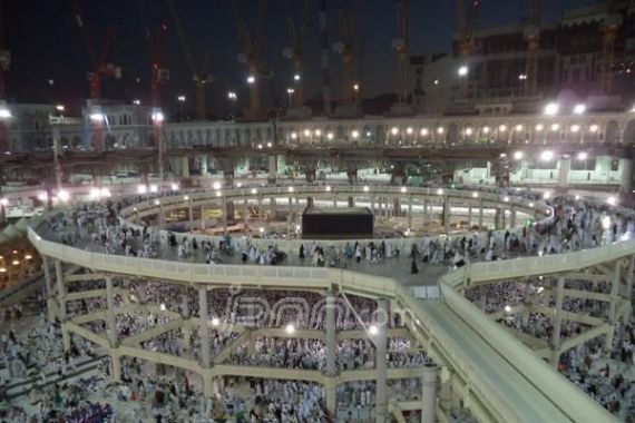 Tengah Hari Jamaah yang Tawaf Tambah Banyak - JPNN.COM