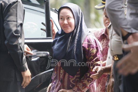 Usai Diperiksa KPK, Ratu Atut Ngacir - JPNN.COM