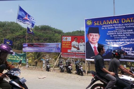 Pacitan Jadi Lautan Atribut Partai Demokrat - JPNN.COM