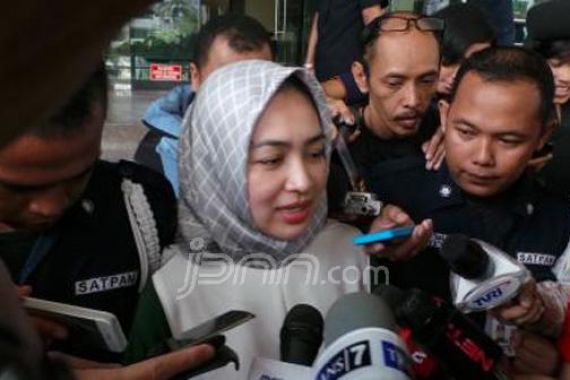 Wawan Ditahan, Airin Kesepian - JPNN.COM