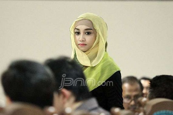 Tertawa Manja di Sidang, Sefti Ditegur Hakim - JPNN.COM