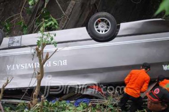 Bus Wisata Turis Tiongkok Masuk Jurang, 6 Tewas - JPNN.COM