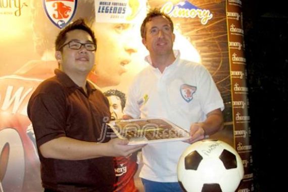 Gandeng Robbie Fowler, Luncurkan Cokelat Edisi Khusus - JPNN.COM