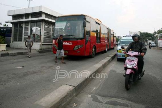 Jalur Transjakarta Mampang Paling Banyak Diserobot - JPNN.COM