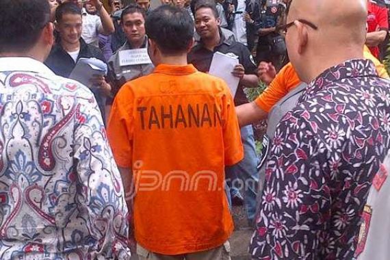 Ratusan Warga Sesaki Rekonstruksi Pembunuhan Holly - JPNN.COM