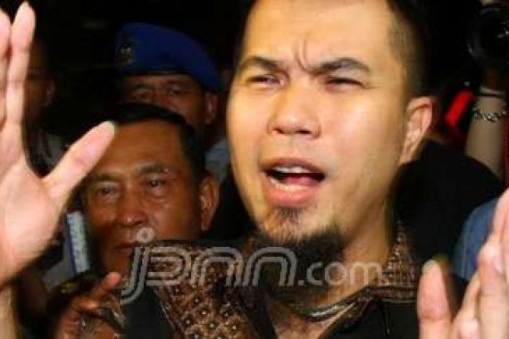 Ahmad Dhani Resmi Laporkan Farhat - JPNN.COM